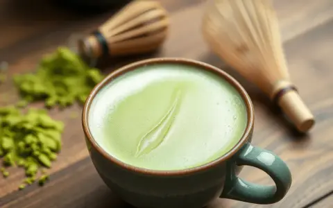 Matcha Latte: Co to jest? Smak, korzyści i przepis krok po kroku
