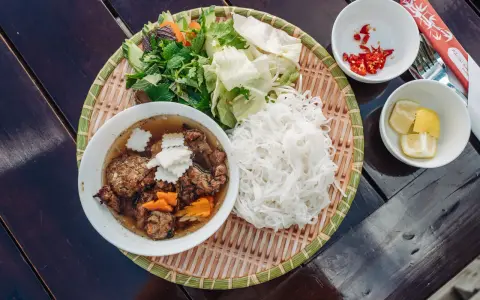 Pyszne bun chay: grillowane mięso, ryżowy makaron, świeże zioła, warzywa, chili i cytryna.