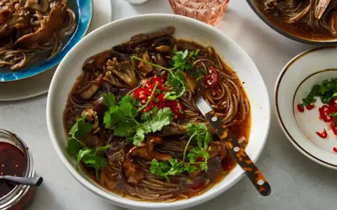 Aromaticzny makaron lau thai z grzybami, chilli i kolendrą. Pyszne danie w głębokim bulionie, idealne na rozgrzewkę.