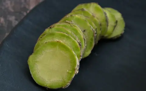 Plasterki zielonego korzenia, być może zastanawiasz się, czy wasabi jest zdrowe. Ten ostry dodatek do sushi ma wiele korzyści.
