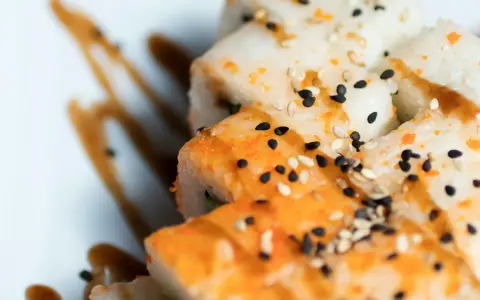 Wyśmienite sashimi maki, polane sosem teriyaki i posypane sezamem.