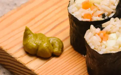 Zielony sos obok sushi, przypominający wasabi, może być zrobiony z chrzanu.