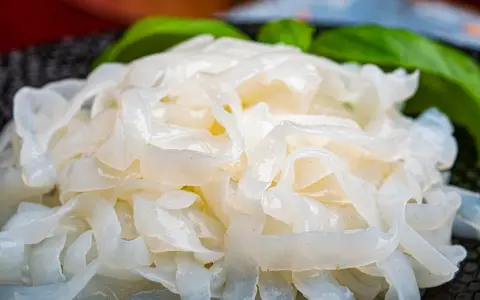 Biały makaron ryżowy, który nie zawiera glutenu, w przeciwieństwie do jęczmienia.