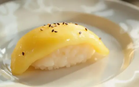 Tamago co to? Delikatne sushi z ryżem i żółtym omletem, posypane sezamem.