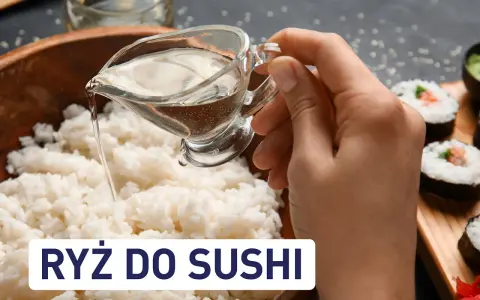Doprawianie ryżu do sushi: ręka wylewa sos z dzbanka na biały ryż. Obok gotowe rolki sushi.