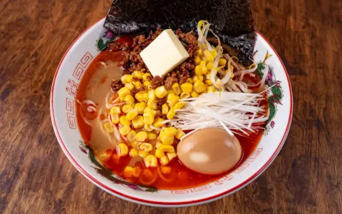 Misowy ramen z masłem, mielonym mięsem, kukurydzą, kiełkami i jajkiem. Idealny przepis na ramen miso.