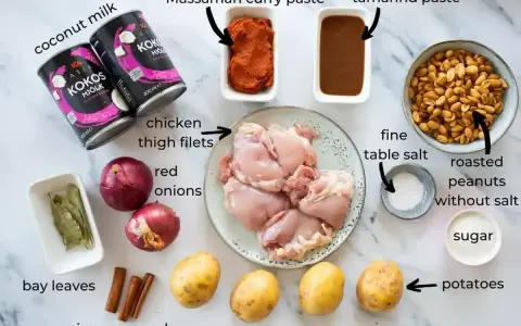 Składniki do pasty curry: mleczko kokosowe, pasta massaman, tamaryndowa, kurczak, ziemniaki, cebula, orzeszki, cukier, sól, liście laurowe, cynamon.