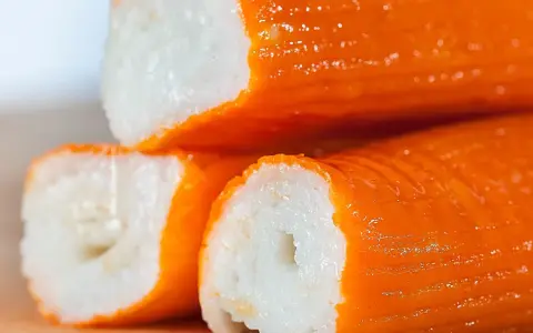 Paluszki surimi, czyli przetworzona ryba, to popularny składnik sałatek. Co to jest surimi? To właśnie te pomarańczowo-białe, delikatne kawałki.