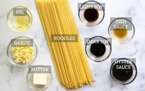 Składniki na pyszne makaron noodle: długie nitki makaronu, czosnek, masło, olej, sos sojowy jasny i ciemny, sos rybny i ostrygowy.