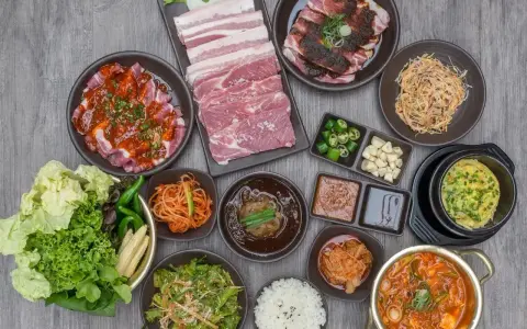 Pyszne dania kuchni koreańskiej: marynowane mięso, kimchi, zupy i sałatki. Idealne przepisy na koreański obiad.