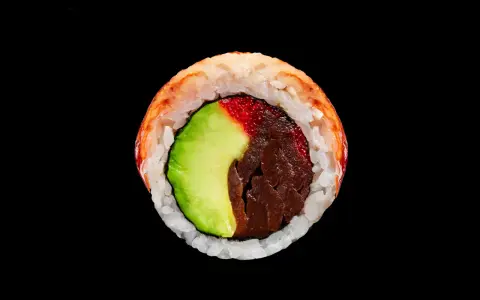 Sushi z węgorzem, awokado i ikrą łososia. Delikatny smak węgorza w połączeniu ze świeżością awokado i słonymi koralikami ikry.