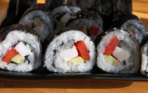 Roladki sushi z surimi, ogórkiem i papryką. Proste przepisy na domowe sushi.