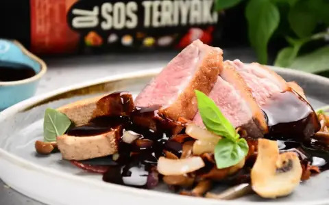 Soczysta kaczka w 5 smakach, polana gęstym sosem teriyaki, podana z warzywami i grzybami.