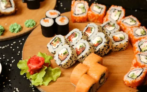 Co potrzebne do sushi? Lista zakupów i narzędzi dla początkujących