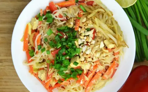 Talerz pysznego pad thai z tofu, marchewką i orzeszkami ziemnymi. Idealny posiłek, gdy zastanawiasz się nad pad thai kcal.