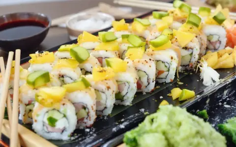Pyszne rolki sushi z mango i awokado, przypominające smakiem kanpyo maki. Podane z sosem sojowym i wasabi.