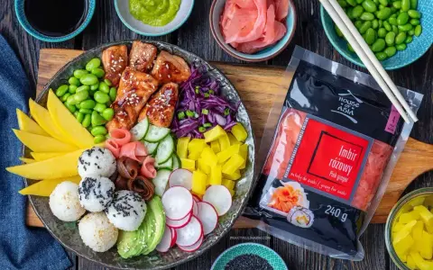 Kolorowy poke bowl z łososiem, mango, awokado, edamame i ryżem. Idealny przepis na poke bowl, który zachwyci smakiem.