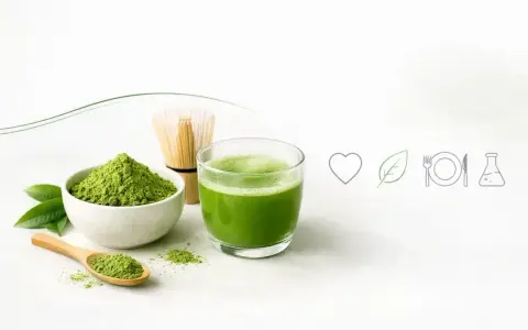Zielone matcha w proszku i napój w szklance, bambusowa miotełka. Ile razy dziennie pić matcha dla zdrowia?