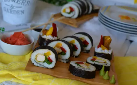 Pyszne sushi z kurczakiem, papryką i mango. Idealne na lekki posiłek.