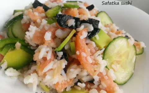 Kolorowa sałatka do sushi z łososiem, awokado, ogórkiem i nori. Pyszne danie na lekki posiłek.