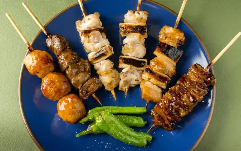 Pyszne yakitori na patyczkach: kurczak, wątróbka, kulki mięsne i papryczki. Idealny przepis na grillowanie!