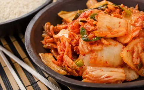 Kimchi: Co to jest? Smak, przepis, zdrowie i jak zacząć