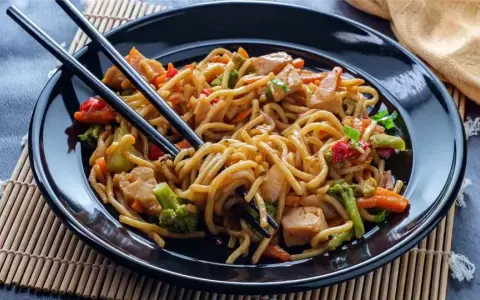 Chow Mein: Szybki Przepis na Azjatycki Klasyk w Domu