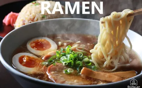 Parujący ramen z jajkiem, mięsem i szczypiorkiem. Czy ramen to zupa? Tak, to pyszna, sycąca zupa!