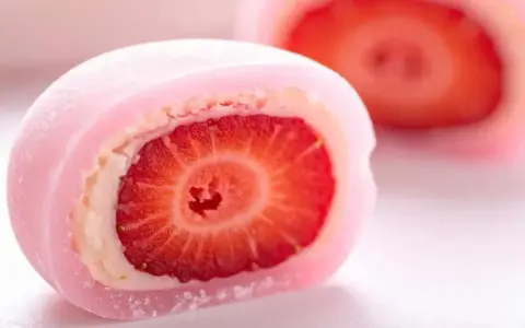 Różowe mochi z truskawką w środku. Idealne, by dowiedzieć się, jak zrobić mochi.