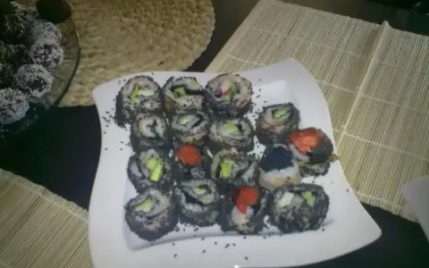 Talerz z sushi, gdzie każdy kawałek to obietnica smaku. Zobacz, jak smakuje sushi z czarnym sezamem i kolorowym ikrą.