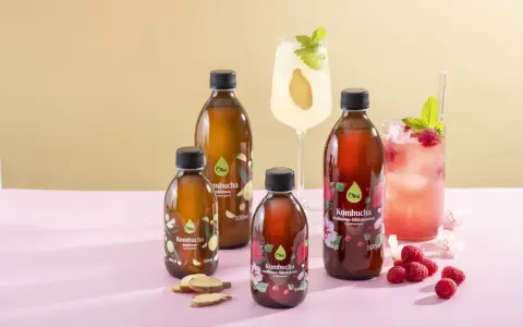 Butelki kombuchy, napoje i maliny. Pamiętaj o kombucha przeciwwskazania, szczególnie przy problemach z żołądkiem.