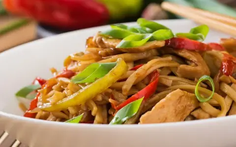 Domowy Pad Thai: Przepis krok po kroku | Autentyczny smak w Polsce