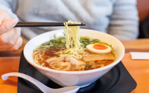 Jak zrobić ramen z zupki chińskiej? Proste triki na bogaty smak