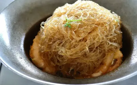 Pyszny makaron chiński w sosie, z krewetkami. Niska zawartość kcal, idealny na lekki posiłek.