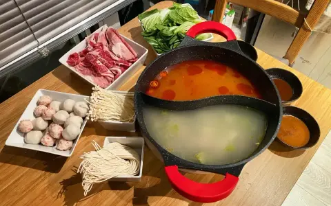 Pyszny **lau thai** z cienko pokrojonym mięsem, kluskami, grzybkami enoki, kulkami rybnymi i warzywami.
