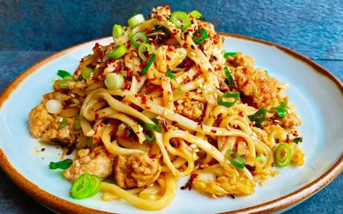 Pyszne danie z makaronem noodle, kurczakiem i szczypiorkiem. Idealne do domowych przepisów na szybki obiad.