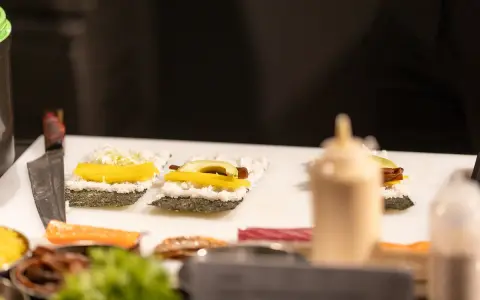 Przygotowanie sushi z awokado i żółtą rzodkwią. Nawet osoby z cukrzycą mogą cieszyć się tymi smakami.