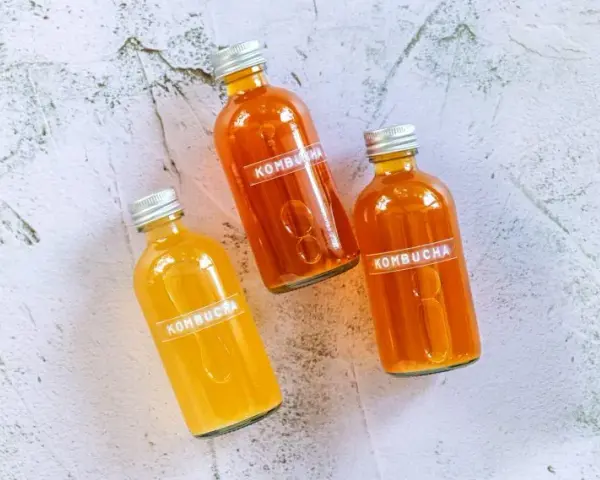 Kombucha: Na co jest dobra? Jak pić i czy warto ją zrobić w domu?