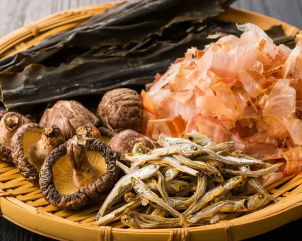 Suszone grzyby shiitake, wodorosty kombu, płatki bonito i suszone sardelki – składniki, które nadają potrawom głęboki, bogaty smak umami.