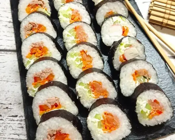 Gotowe rolki sushi z łososiem, tuńczykiem i warzywami. Proste sushi jak zrobić w domu.