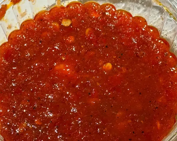 Ostre, czerwone sambal w przezroczystym pojemniku. Idealne do potraw, gdy zastanawiasz się, sambal co to jest i chcesz dodać pikanterii.
