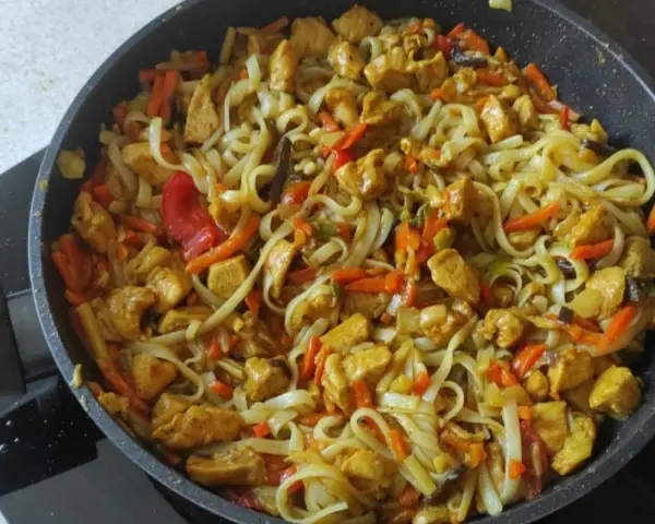 Genialny makaron chiński z kurczakiem przepis w woku: kurczak, makaron, marchewka, papryka i inne warzywa.