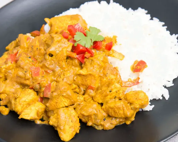 Pyszny kurczak curry z ryżem, idealny na szybki obiad. Ten przepis na kurczaka curry zachwyci każdego!