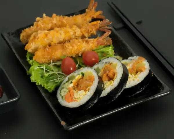 Chrupiące krewetki i rolki sushi z krewetkami, podane z pomidorkami i sałatą. Idealne na przekąskę nigiri krewetka.