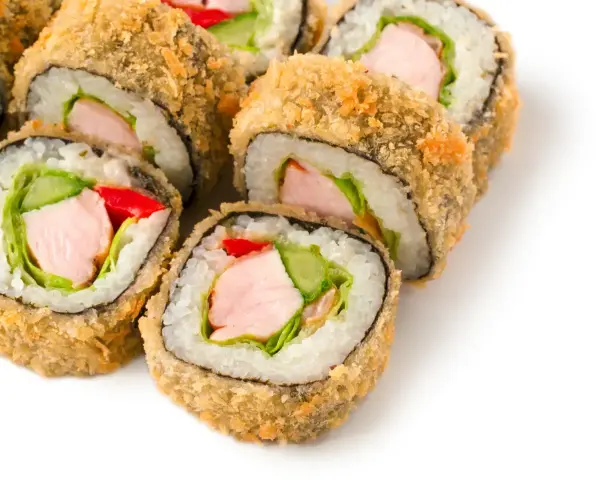 Chrupiące rolki sushi z kurczakiem, ogórkiem i papryką, zawinięte w nori. Idealne, gdy zastanawiasz się którą stroną nori do sushi.