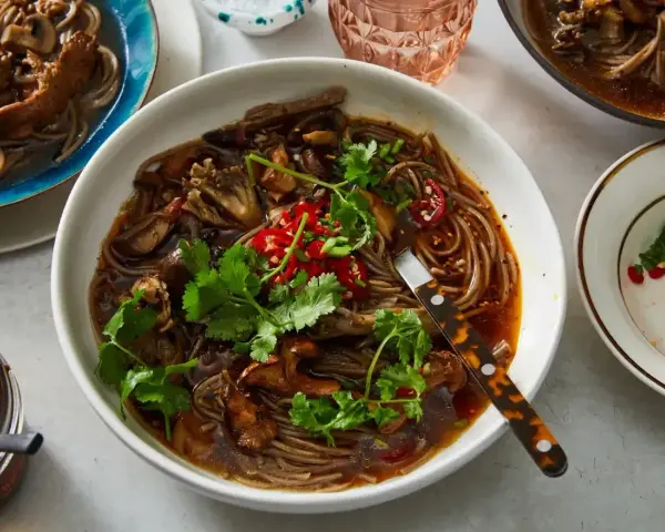 Aromaticzny makaron lau thai z grzybami, chilli i kolendrą. Pyszne danie w głębokim bulionie, idealne na rozgrzewkę.