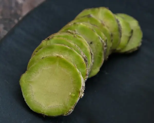 Plasterki zielonego korzenia, być może zastanawiasz się, czy wasabi jest zdrowe. Ten ostry dodatek do sushi ma wiele korzyści.