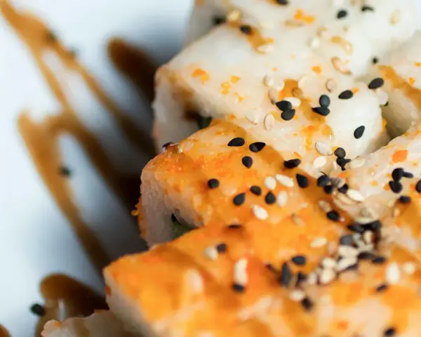 Wyśmienite sashimi maki, polane sosem teriyaki i posypane sezamem.