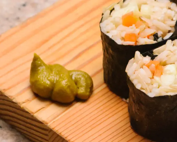Zielony sos obok sushi, przypominający wasabi, może być zrobiony z chrzanu.