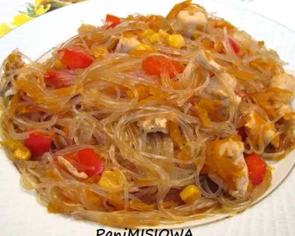 Pyszny makaron po chińsku z kurczakiem, warzywami i sosem sojowym.